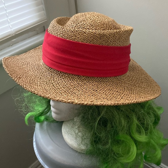 The straw summer hat with red ribbon decor in good condition - Picture 3 of 12